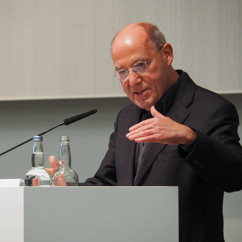 Dr. Gregor Gysi spricht bei den Bürgerimpulsen darüber, wie wir die anstehenden Probleme schnell und parteiübergreifend lösen.