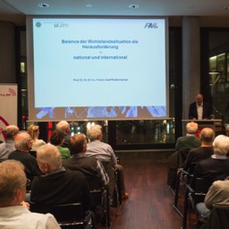 Prof. Franz Josef Radermacher bei seinem Vortrag im vollen Saal der Sparkasse Ulm