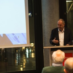 Prof. Franz Josef Radermacher bei seinem Vortrag