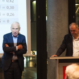 Dr. Reinhard Knüppel und Prof. Franz Josef Radermacher bei der Diskussion mit den Besuchern