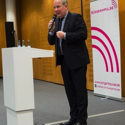 Vortrag von Bürgerimpulse 09.03.17: Der Vorstandssprecher der Volksbank Ulm-Biberach Ralph P. Blankenberg begrüßt die Anwesenden
