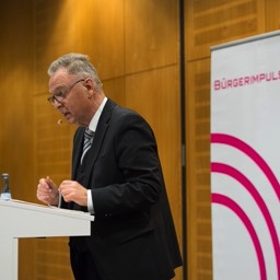 Vortrag von Bürgerimpulse 09.03.17: Prof. Hans-Jürgen Papier, Präsident des Bundesverfassungsgerichts a.D., hält seinen Vortrag: EU heute - Anfang des Endes?