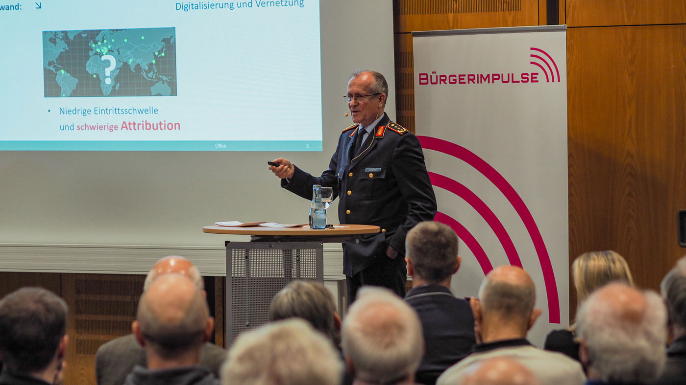 Generalleutnant Leinhos bei seinem Vortrag in Ulm zur Cyberabwehr
