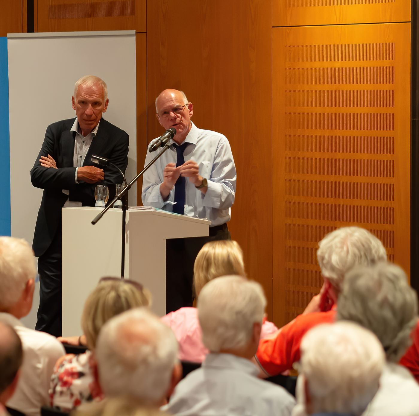 Prof. Norbert Lammert in der Diskussion mit dem Publikum. Links neben ihm der Gastgeber des Abends Dr. Reinhard Knüppel von Bürgerimpulse.