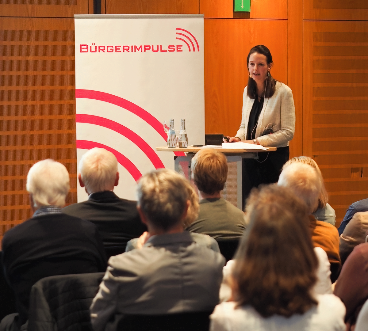 Sophie Eisenmann referiert über die Bekämpfung von Armut durch Social Businesses