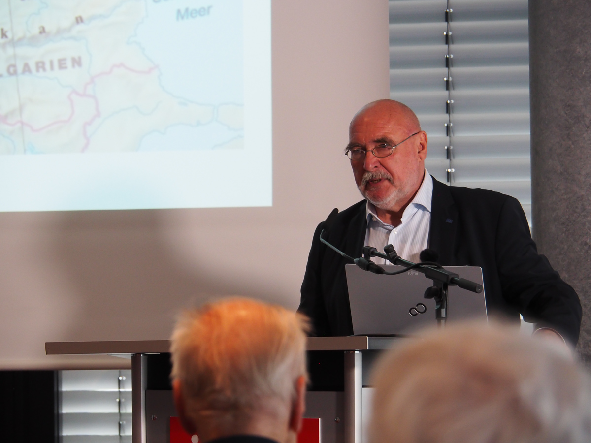 Peter Langer spricht in der Sparkasse Ulm bei Bürgerimpulse