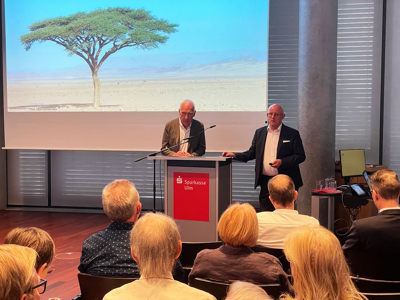 Dr. Reinhard Knüppel (links) mit Prof. Dr. Frithjof Staiß (rechts)