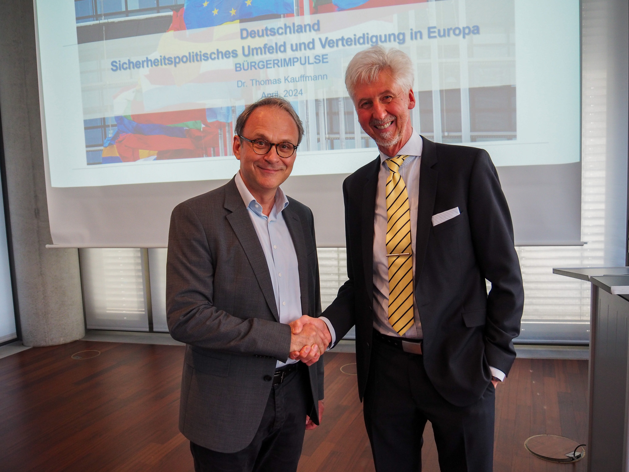 Referent Dr. Thomas Kauffmann (links) mit Bürgerimpulse-Vorstand Christoph Botzenhart (rechts) Dr. Thomas Kauffmann (links) mit Christoph Botzenhart (rechts)
