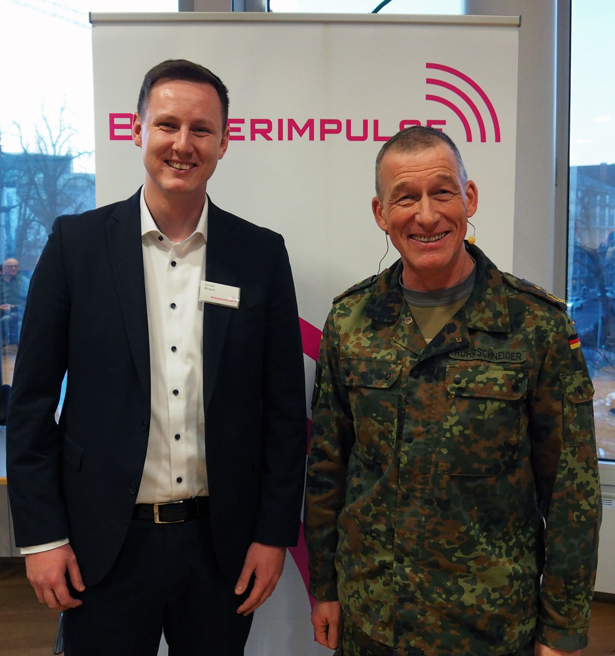 Jonas Braun (Bürgerimpulse) mit Generalleutnant Kai Rohrschneider