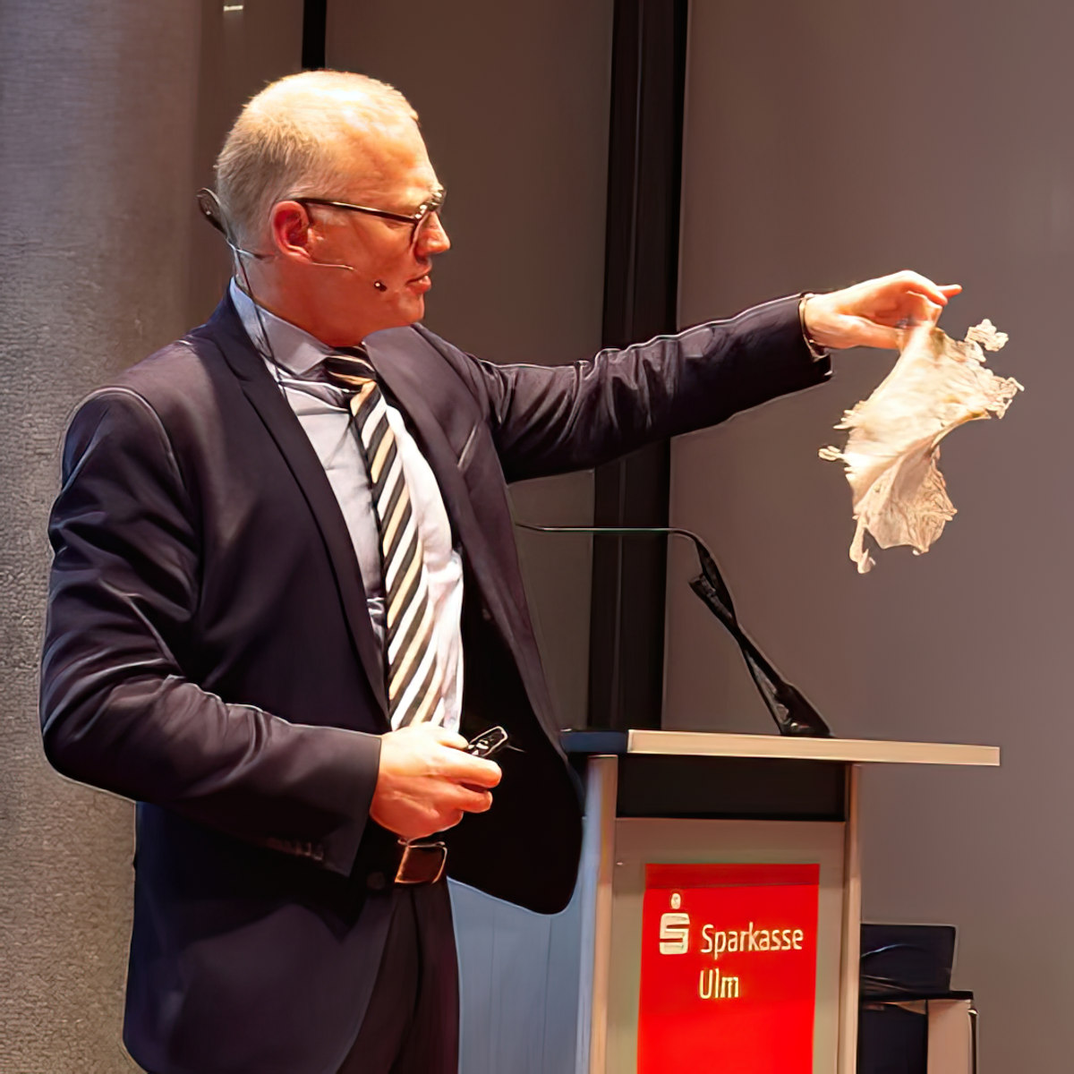 Prof. Andreas Fath veranschaulicht die Entstehung von Mikroplastik in Gewässern